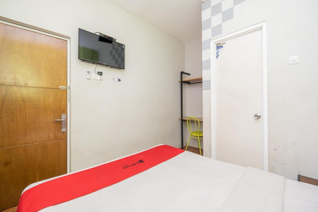 Hotel Reddoorz @ Darmo Sorabaya Extérieur photo