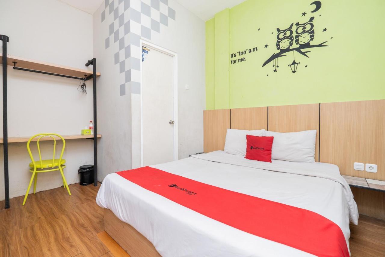Hotel Reddoorz @ Darmo Sorabaya Extérieur photo
